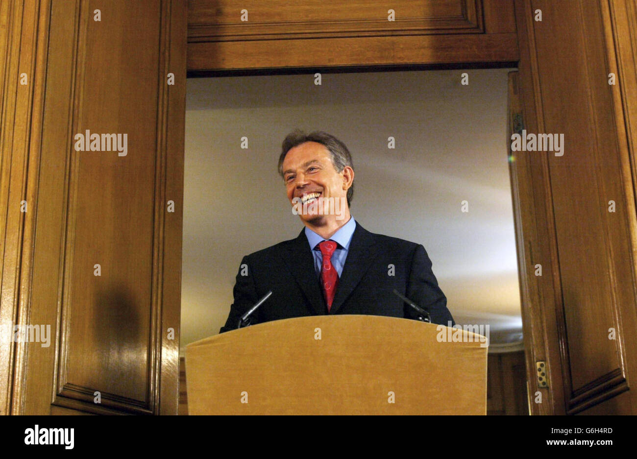 Tony Blair sprach bei seiner monatlichen Pressekonferenz in Downing Street an Journalisten. Herr Blair hat heute deutlich gemacht, dass er das Ergebnis der Hutton-Untersuchung`s Todes von David Kelly abwarten werde, bevor er auf die Enthüllungen von hochrangigen Geheimdienstanalysten antwortet. Stockfoto